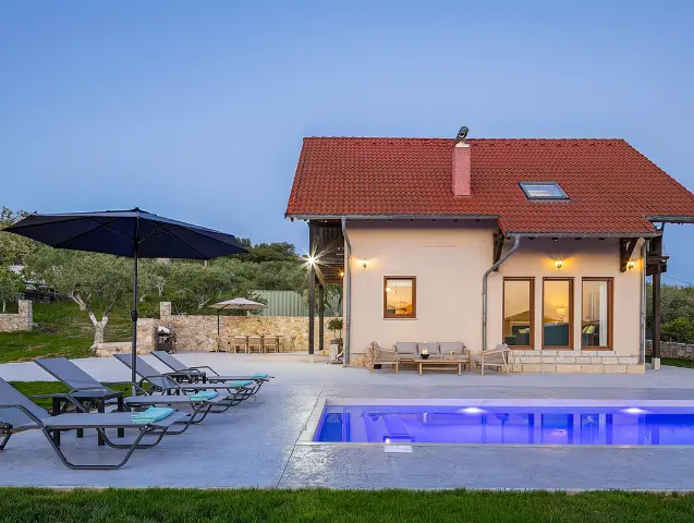 luxury_villa_with_pool_chania